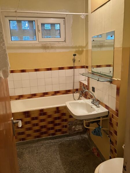 Berceni, Obregia, Cultural, 3 camere, 4/4, liber, de renovat, 74.900 E,